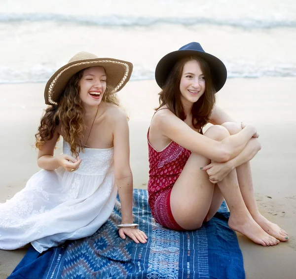 Mulheres bonitas arrepiando perto do oceano — Fotografia de Stock