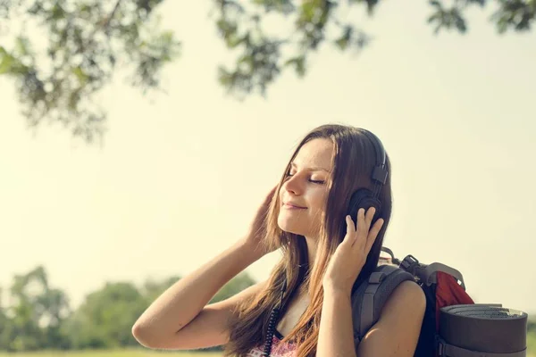 女人听音乐的耳机 — 图库照片