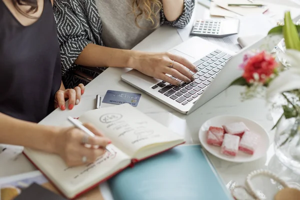 Mujer escribiendo en el diario — Foto de Stock