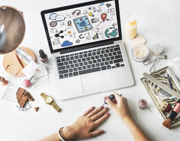 Woman making manicure — Stock Photo, Image