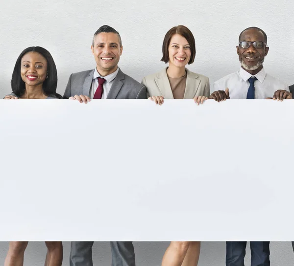 Menschen mit Infotafel — Stockfoto