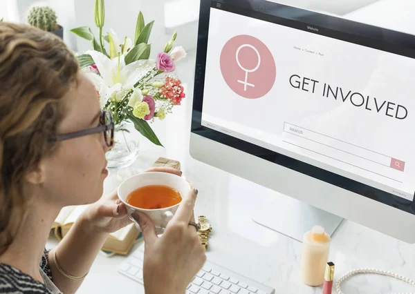 Frau arbeitet mit Computer — Stockfoto