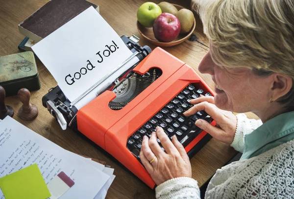 Frau tippt auf historischer Schreibmaschine — Stockfoto