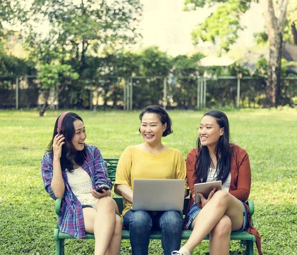 Famiglia asiatica Relax nel parco — Foto Stock