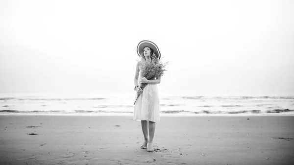 Mooie vrouw met droge bloemen — Stockfoto