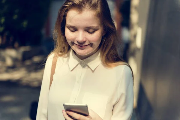 Ragazza utilizzando smartphone — Foto Stock