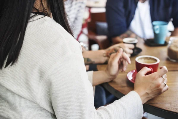 Pessoas bebendo café — Fotografia de Stock