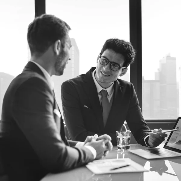 Homens de negócios conversando em reunião — Fotografia de Stock