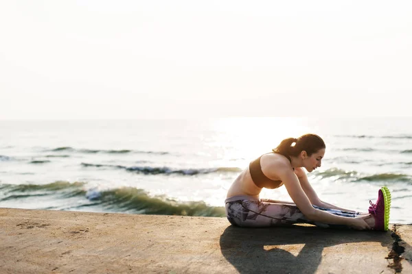 Woman doing stretching exercise — Stock Photo, Image