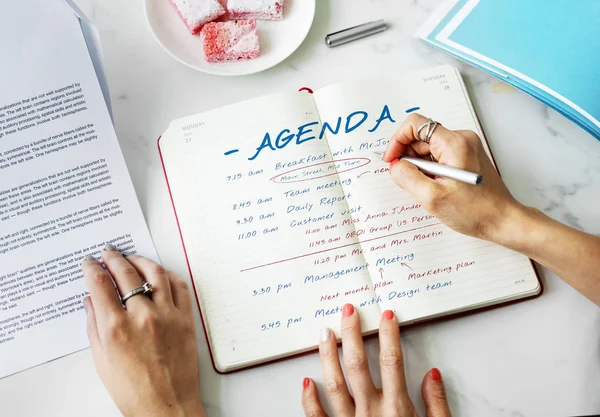 Mujer escribiendo en el diario —  Fotos de Stock