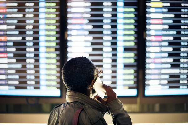 Homme d'affaires debout près de l'horaire — Photo