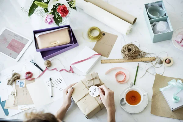 Mujer con caja de regalo envuelta —  Fotos de Stock