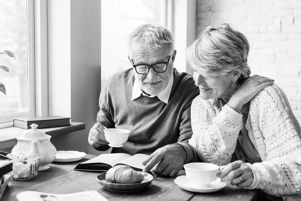 Coppia anziana con colazione mattutina — Foto Stock