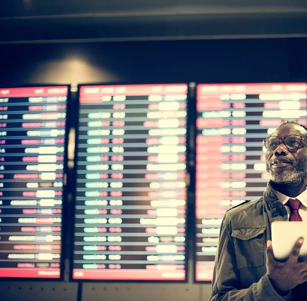 Homme d'affaires debout près de l'horaire — Photo