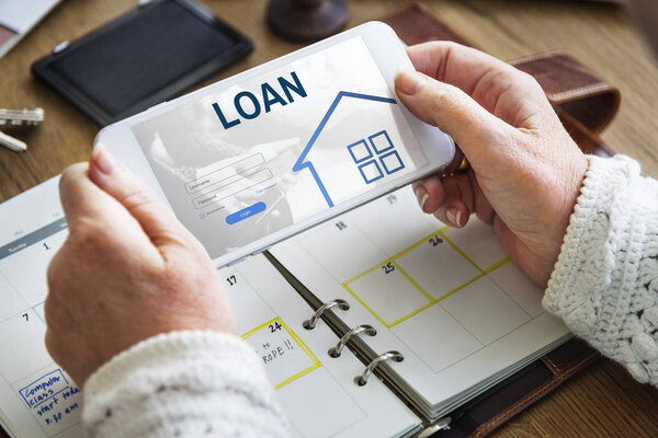 женские руки с мобильным телефоном
