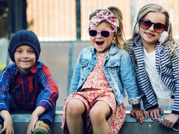 Niños de moda al aire libre — Foto de Stock