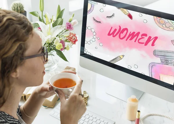 Mulher trabalhando com computador — Fotografia de Stock