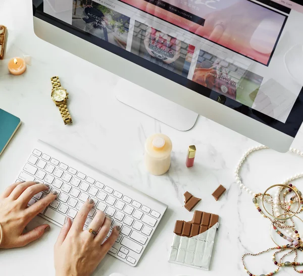 Frau arbeitet mit Computer — Stockfoto