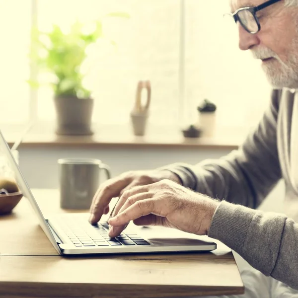 Dizüstü bilgisayar kullanarak kıdemli Yetişkin 