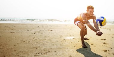 Adam topu ile sahilde