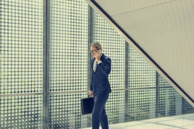 işadamı ile akıllı telefon 