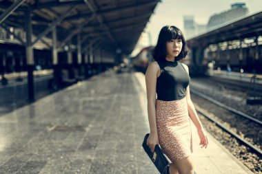 tren istasyonunda güzel Asyalı kadın