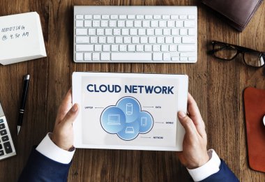 Dijital tablet elinde olan adam