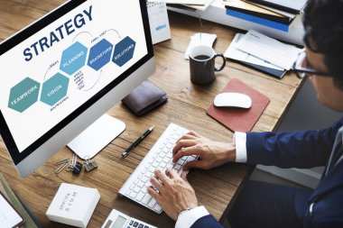 bilgisayar kullanarak iş adamı  