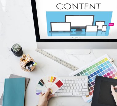 Grafik tablet ile çalışan kadın