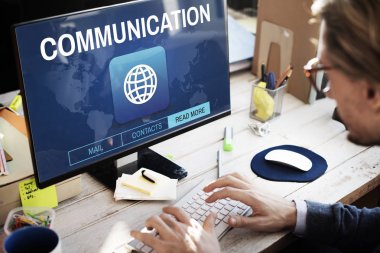 bilgisayarla çalışma iş adamı