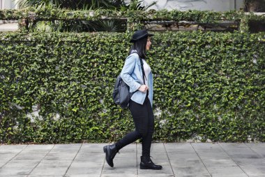 kadın şapkalı street yürüyüş