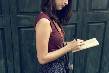 Kadın düşünme ve yazma notlar