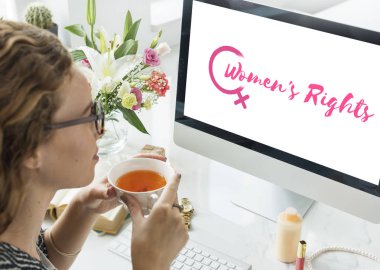 bilgisayar ile çalışan kadın