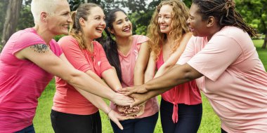 Kadınlar birbirlerine destek olurlar.