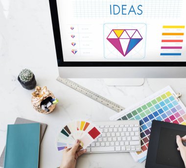 Grafik tablet ile çalışan kadın