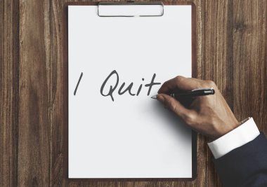 beyaz kağıt üzerine yazma kişi