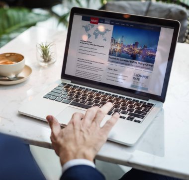 İşadamı dizüstü bilgisayarla çalışıyor