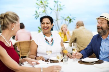 şampanya içmek ve gülüyor arkadaşlar