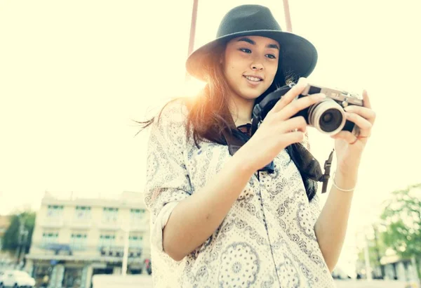 Asiatisk flicka i hatt med kamera — Stockfoto