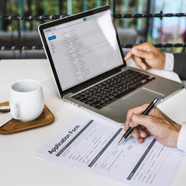 Uomo d'affari che utilizza laptop — Foto Stock