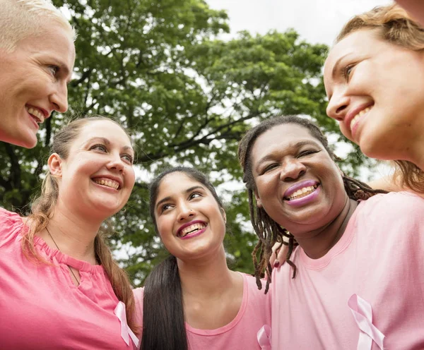 Les femmes se soutiennent mutuellement — Photo