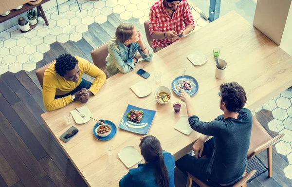 Estudiantes almorzando en la cafetería —  Fotos de Stock