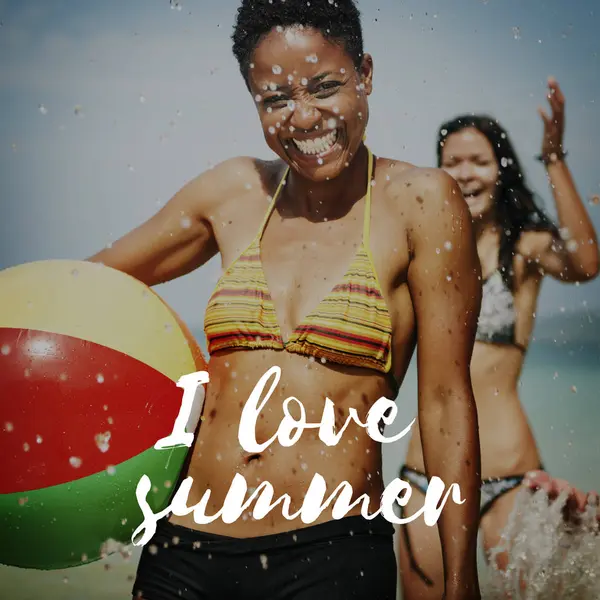 Glückliche Frauen mit Beachball — Stockfoto