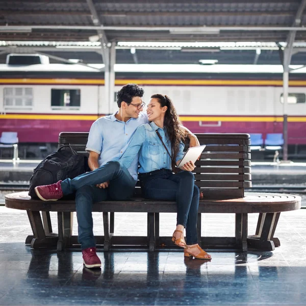 Casal de viajantes juntos — Fotografia de Stock