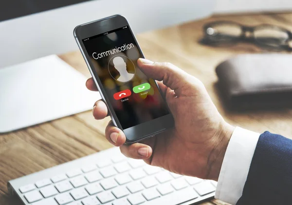 Hombre de negocios navegando teléfono móvil — Foto de Stock