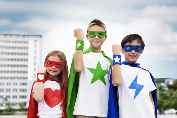 Kinderen in kostuums superhelden — Stockfoto