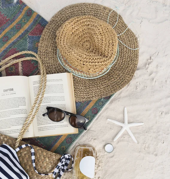 Strand chillen mit Buch — Stockfoto