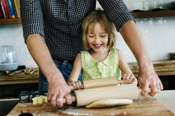 Fille faire de la pâte pour biscuits faits maison — Photo