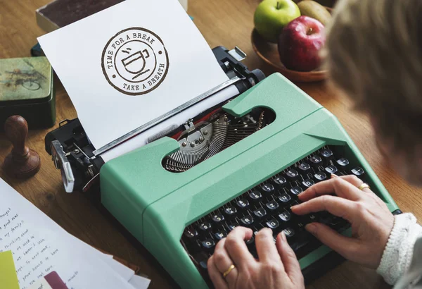 Mulher digitando em máquina de máquina de escrever vintage — Fotografia de Stock