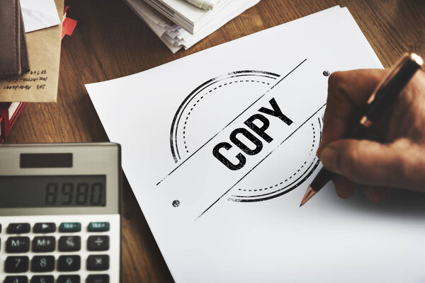 человек пишет заметки
